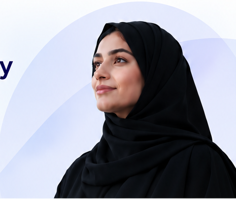 امرأة محجبة بالأسود تنظر إلى الأمام بابتسامة هادئة